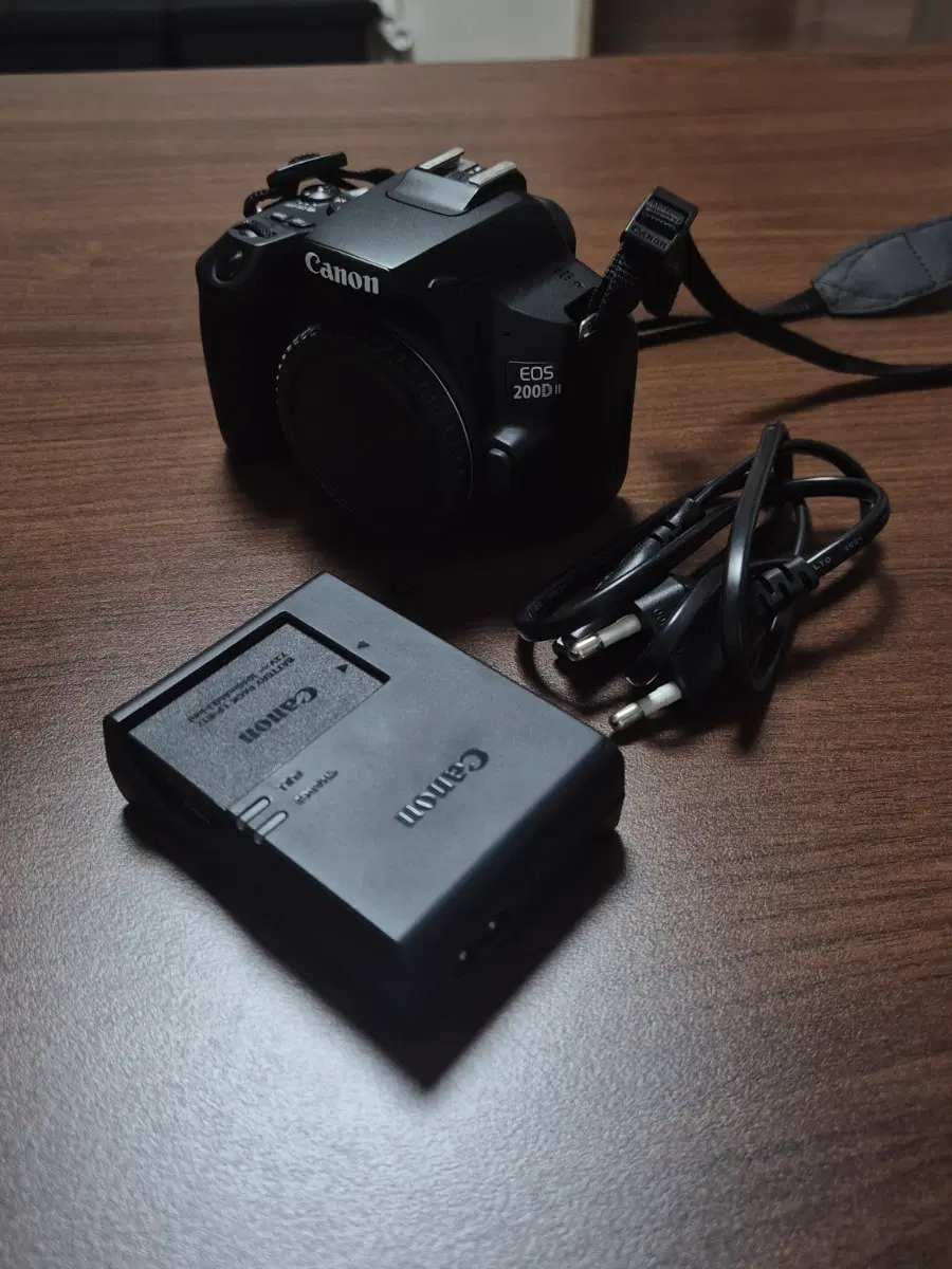 캐논 EOS 200D II 카메라 및 충전기