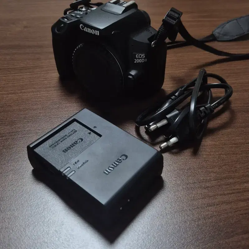 캐논 EOS 200D II 카메라 및 충전기