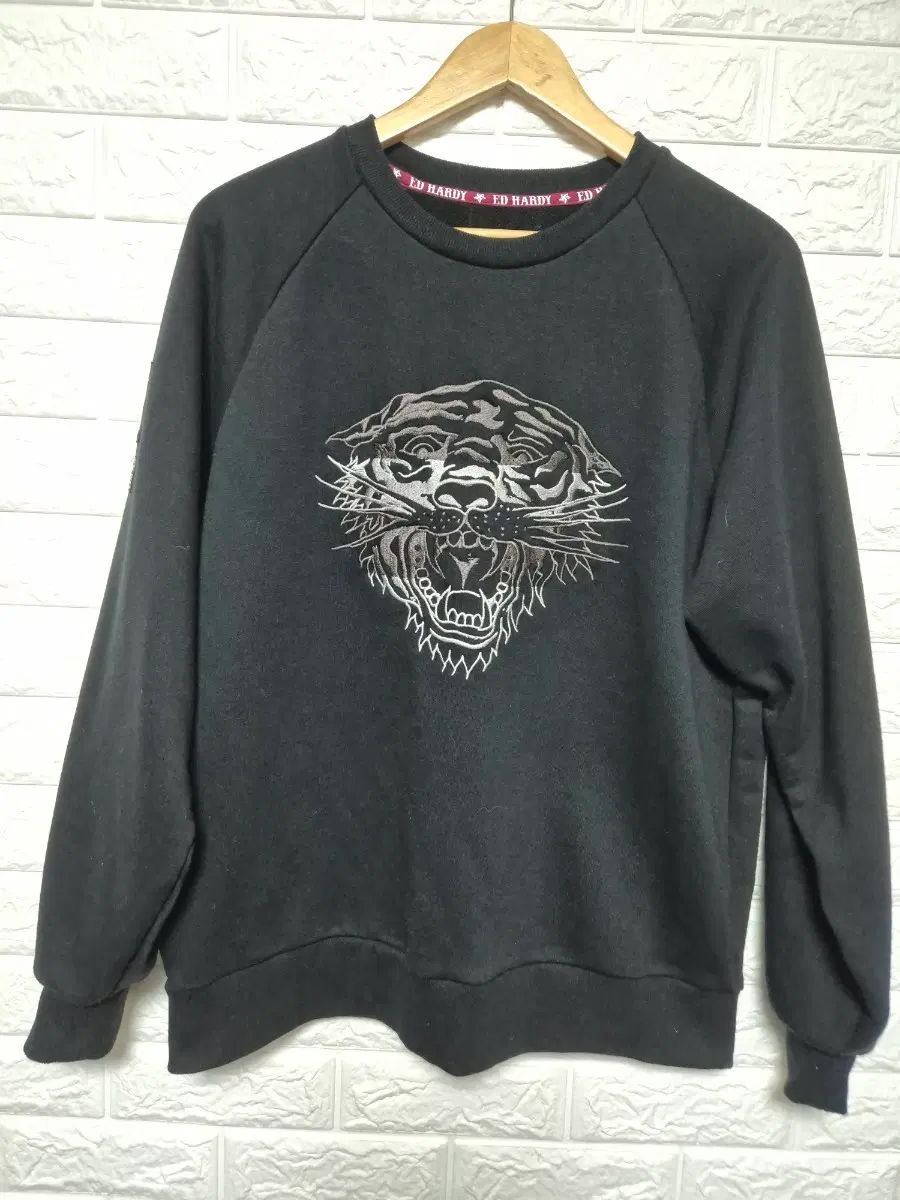 ED HARDY 블랙 타이거 자수 맨투맨