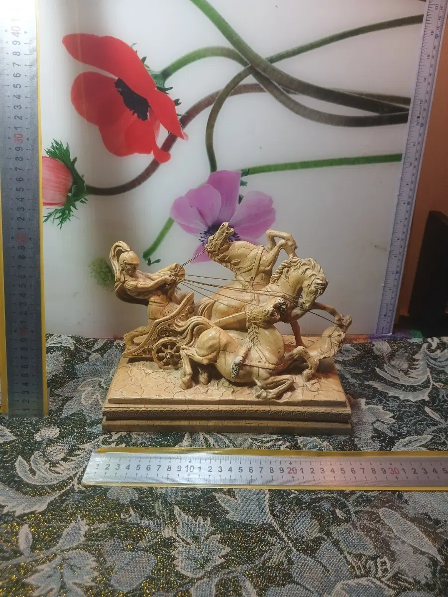 고대 전차 장식 조각상