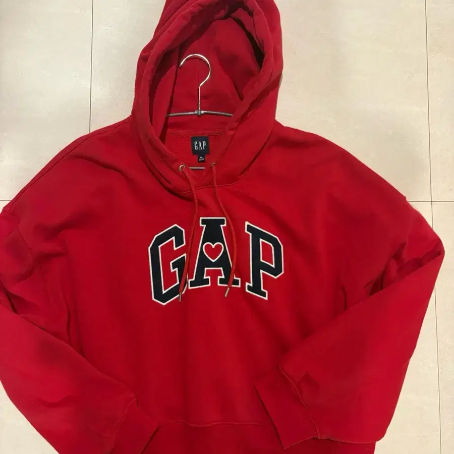 갭(GAP) 아플리케 빅로고 하트 자수 레드 후드티 XL