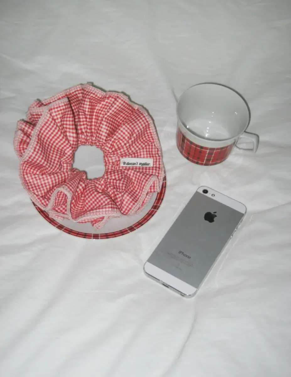 (새제품/정가이하) 잇더즌매터 러플 체크무늬 곱창밴드 스크런치 Ruffle Check Scrunchie (Red)