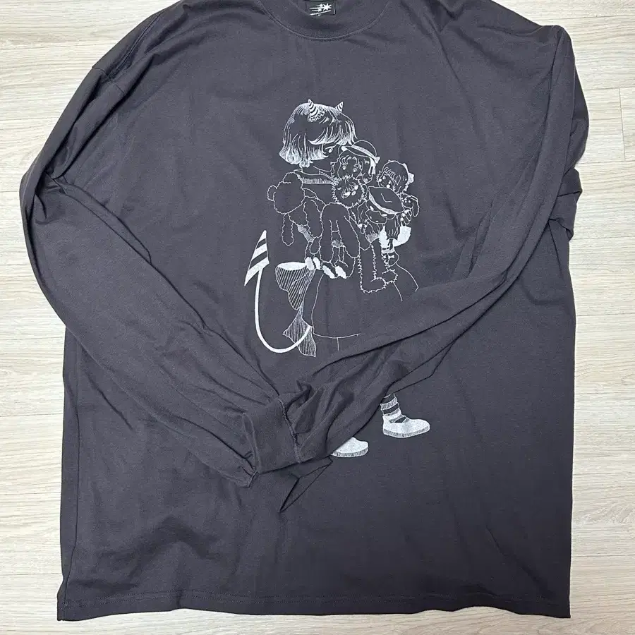 나이스고스트클럽 little devil girl drawing big big l/s tee [charcoal]
