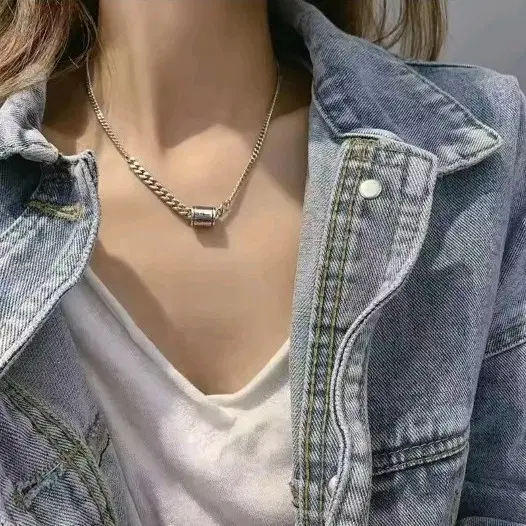 은색 체인 목걸이 링 팬던트