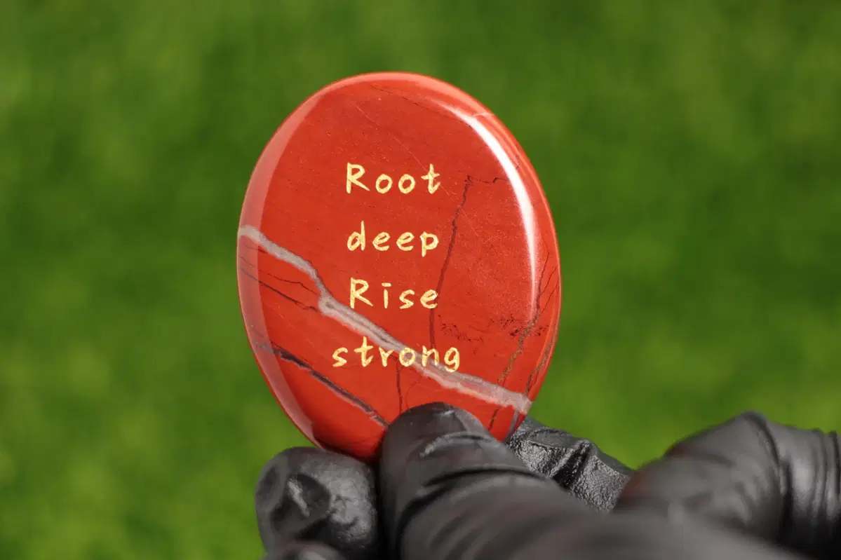 깊은 뿌리가, 흔들리지 않는 힘이 되는 레드제스퍼 메시지 팜스톤 (Red Jasper Message Palm Stone)