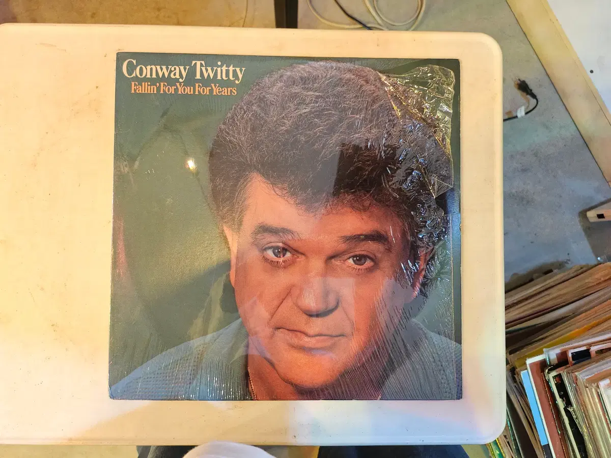 미국의 전설적인 컨트리 음악의 거장 콘웨이 트위티Conway Twitty가 1986년에 발표한 51번째 정규 스튜디오 앨범 Fallin' For You For Years/국내없는