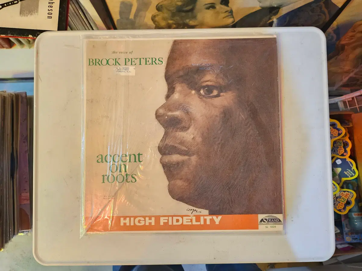 브록 피터스Brock Peters가 1961년에 발표한 깊이 있는 솔로 앨범 Accent on Roots/국내없는 희귀 LP