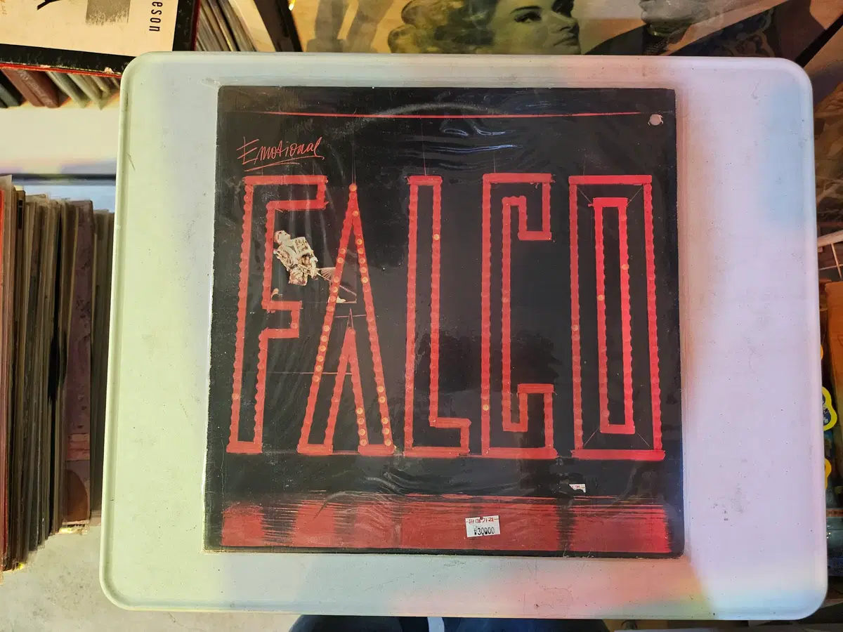 1986년에 발매된 오스트리아 출신의 전설적인 싱어이자 래퍼 팔코(Falco)의 네 번째 정규 스튜디오 앨범 Emotional의 LP/국내없는 희귀 LP