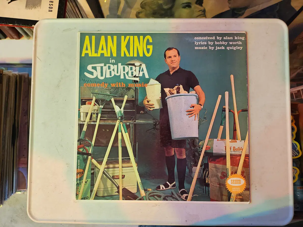 보여주신 사진은 미국의 전설적인 스탠드업 코메디언이자 풍자 배우인 앨런 킹(Alan King)이 1960년에 발표한 역사적인 코메디/음악 명반 Alan King in Suburb