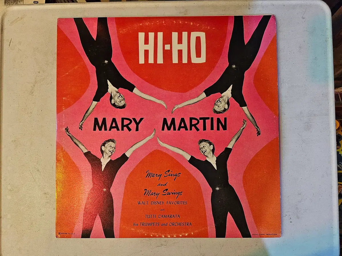 브로드웨이의 전설적인 뮤지컬 대스타 메리 마틴(Mary Martin)이 1958년에 발표디즈니 커버 명반 Hi-Ho (Mary Sings and Mary Swings Walt D