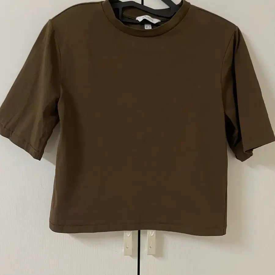 새옷) 코스 H&M 프리미엄 탑 크롭 숏 티셔츠 카키 초콜릿 브라운