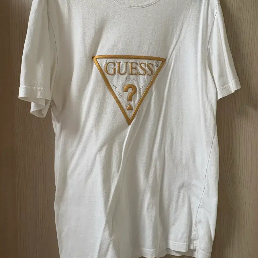 Guess 반팔티 화이트