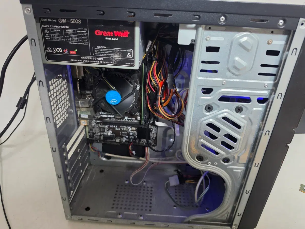 컴부품I3 4160 + 애즈락보드 + D3 4램 + SSD1204GB RAM이 탑재SSD 120GB인텔 HD 그래픽스 4400케이스 와