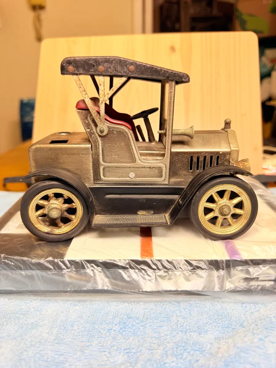 포드 모델 T(1917 Ford Model T) 형태의 빈티지 탁상용 가스 라이터시가렛 홀더