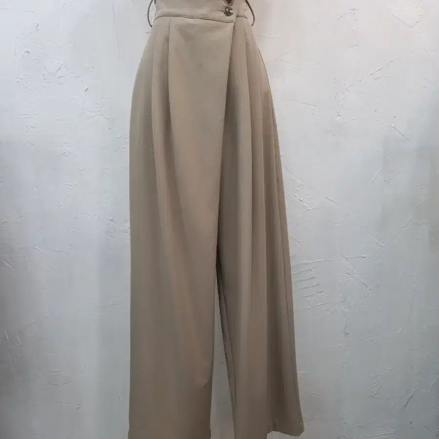 베이지색 와이드 통바지