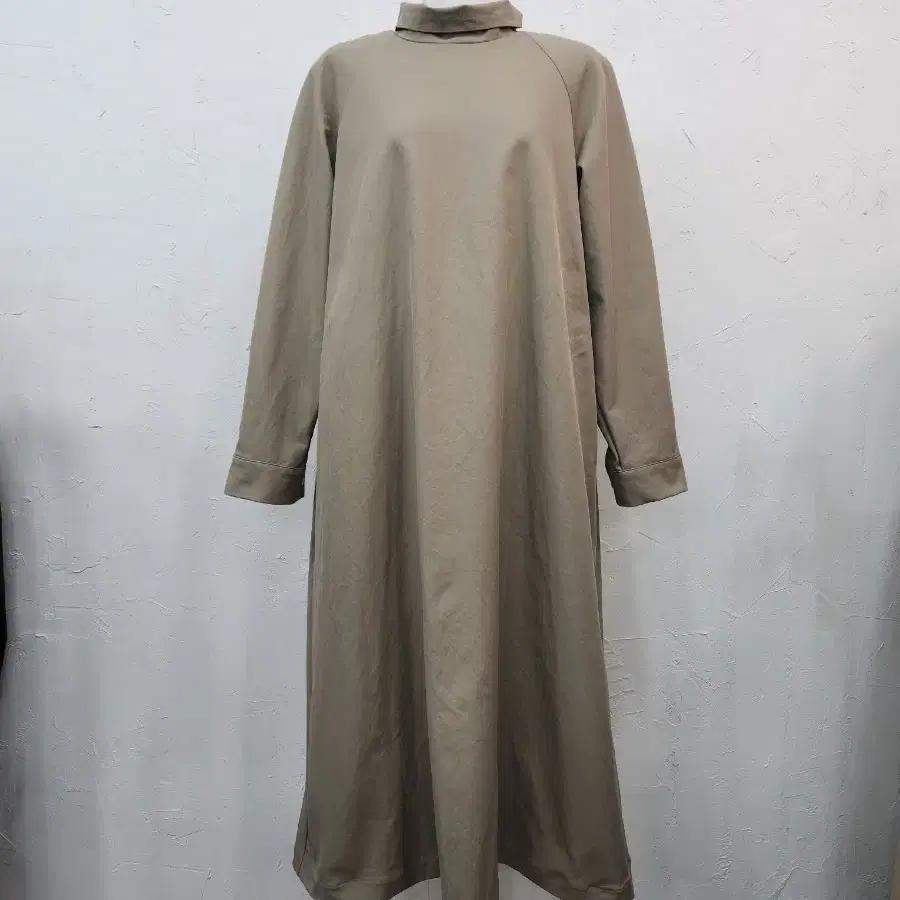 베이지색 터틀넥 롱 원피스