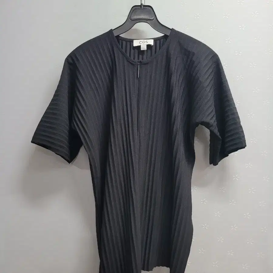 XS)COS 플리츠 반집업 반팔 티셔츠 블랙(55~66)