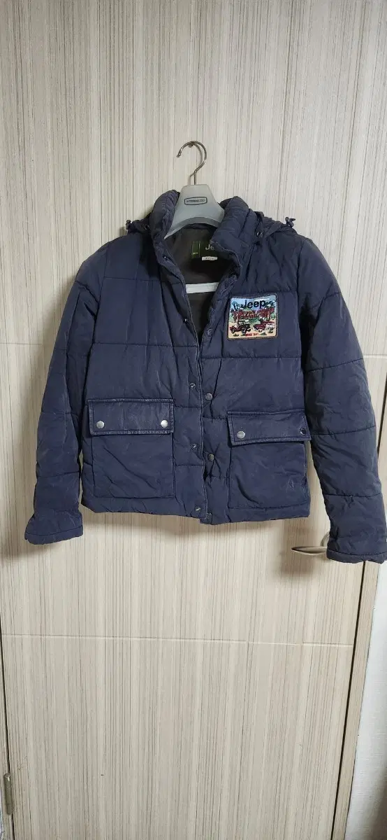 지프 패치 퀼팅 후드 점퍼 네이비