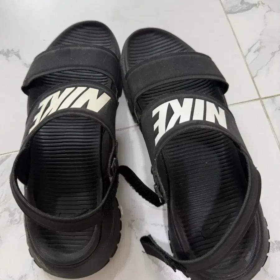 나이키 샌들 블랙