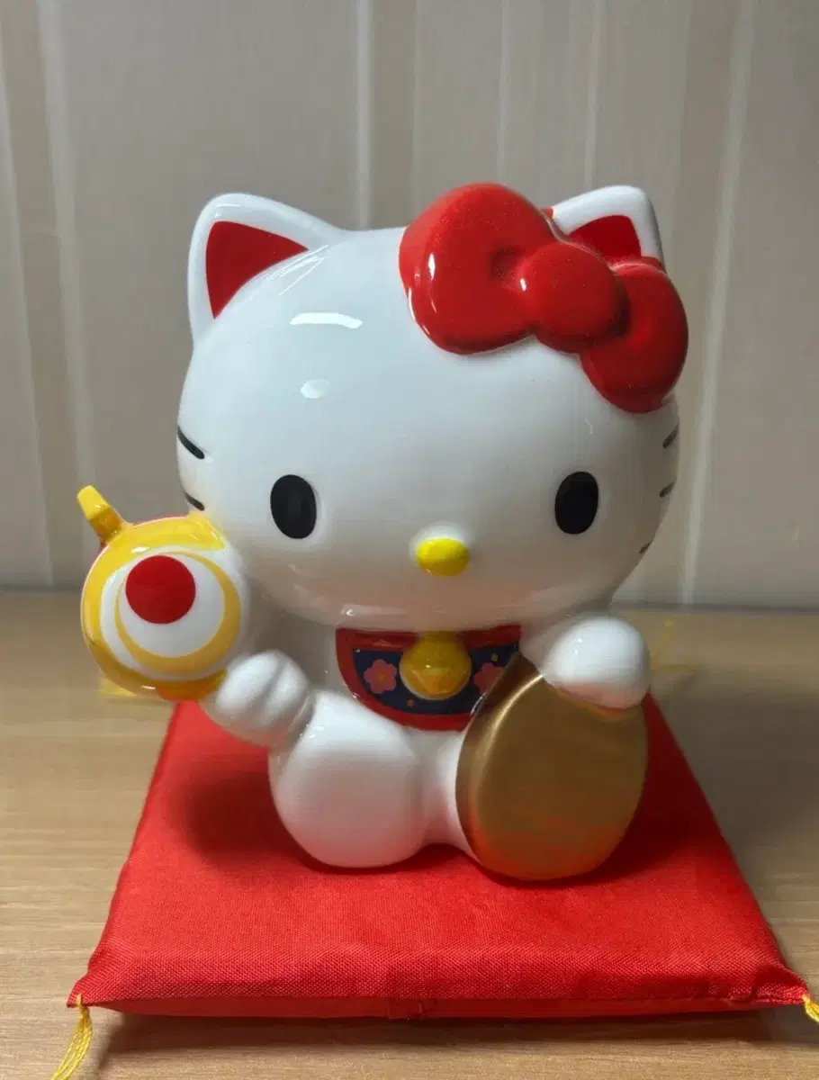 헬로키티 마네키네코 복고양이 저금통