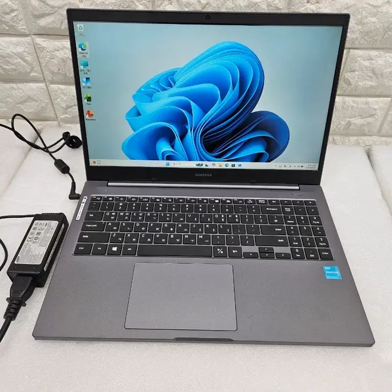 삼성 15.6인치 노트북 NT550XDA 입니다