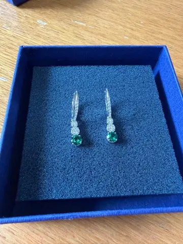컨디션 최상 SWAROVSKI Attract Trilogy 후프 귀걸이 그린