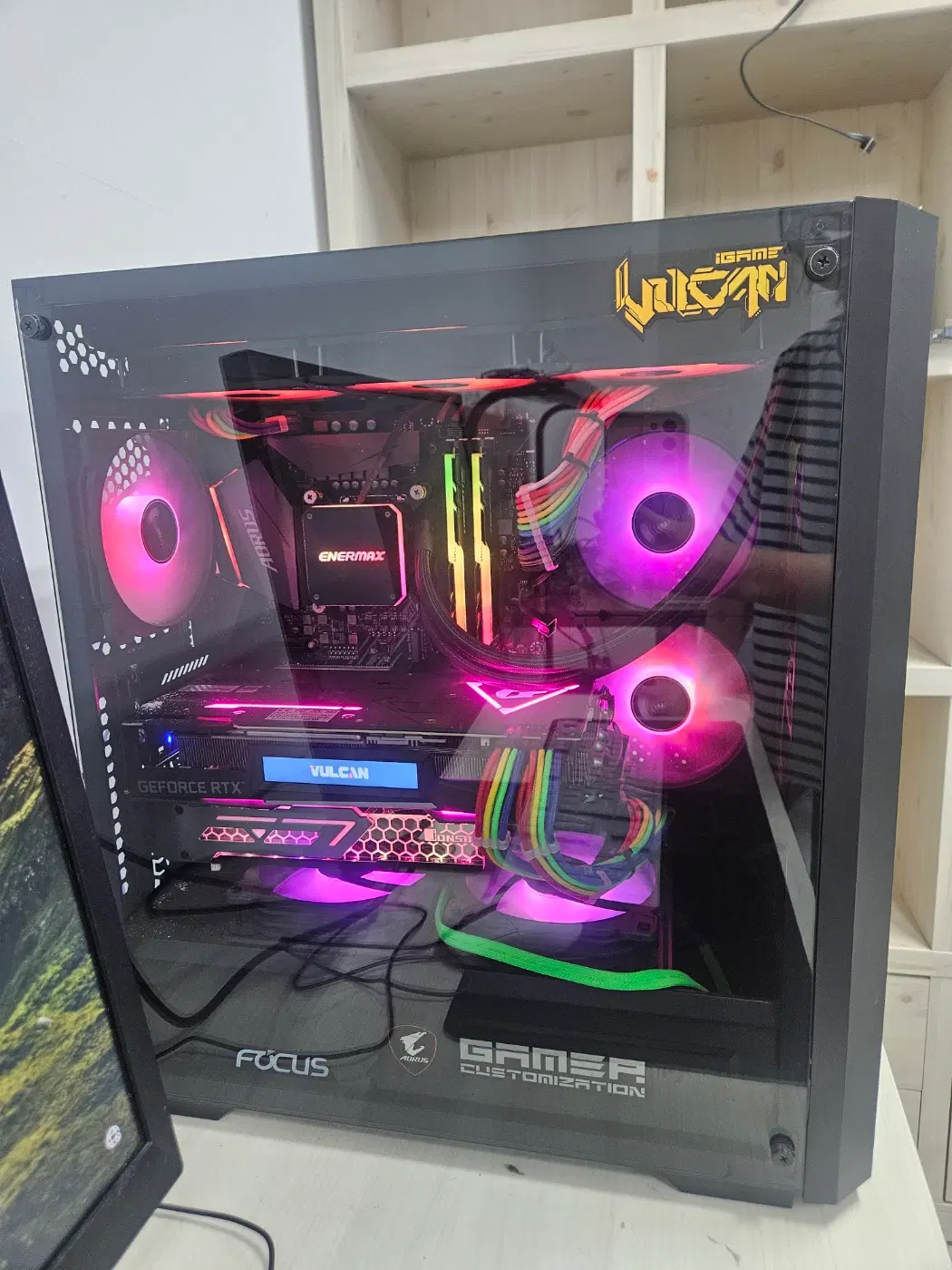 감성 끝판왕 게이밍 컴퓨터 팔아요 (i7-10700K / Z490 오로스 / 32G / 시소닉 850W)