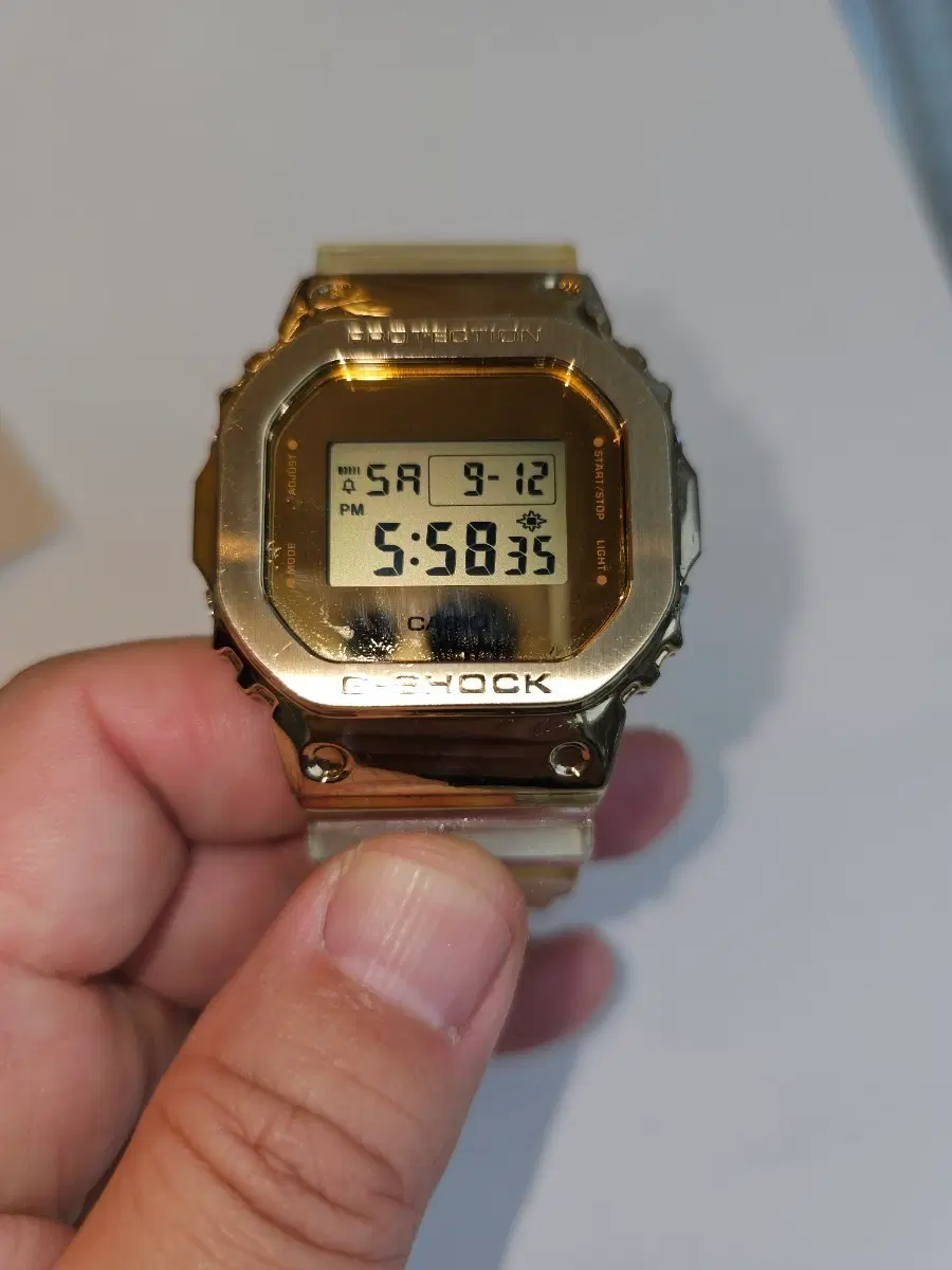 지샥 gm-5600sg 메탈 시계 금색