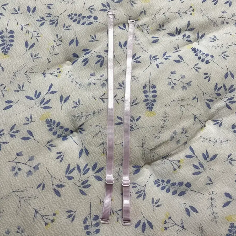 연보라색 브라 어깨끈