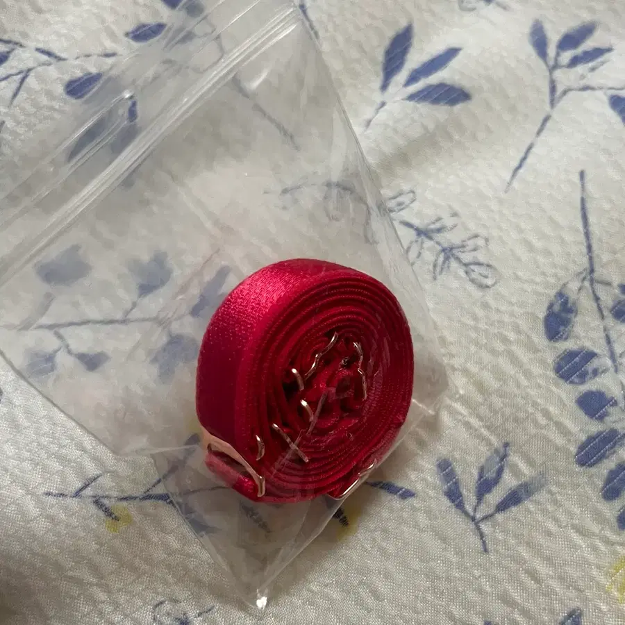 레드 브라 어깨끈