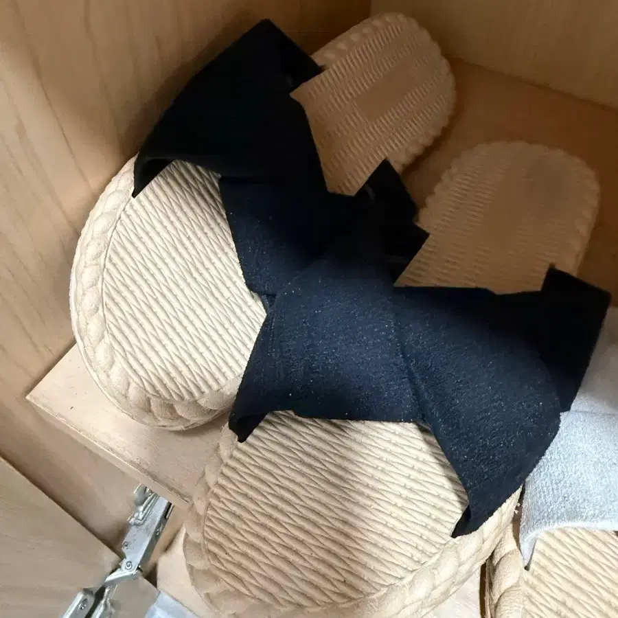 검정색 여성 라탄 슬리퍼
