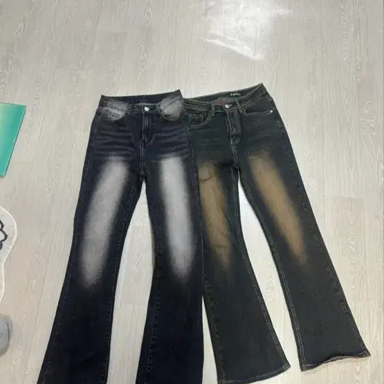 부츠컷(사진 속 오른쪽 노란 워싱 청바지만 판매)