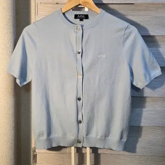 A.P.C. 반팔 가디건 스카이블루
