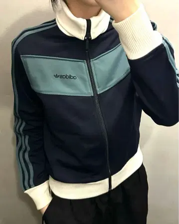 새상품급 05년식 adidas 트랙 자켓 네이비 L 여성용