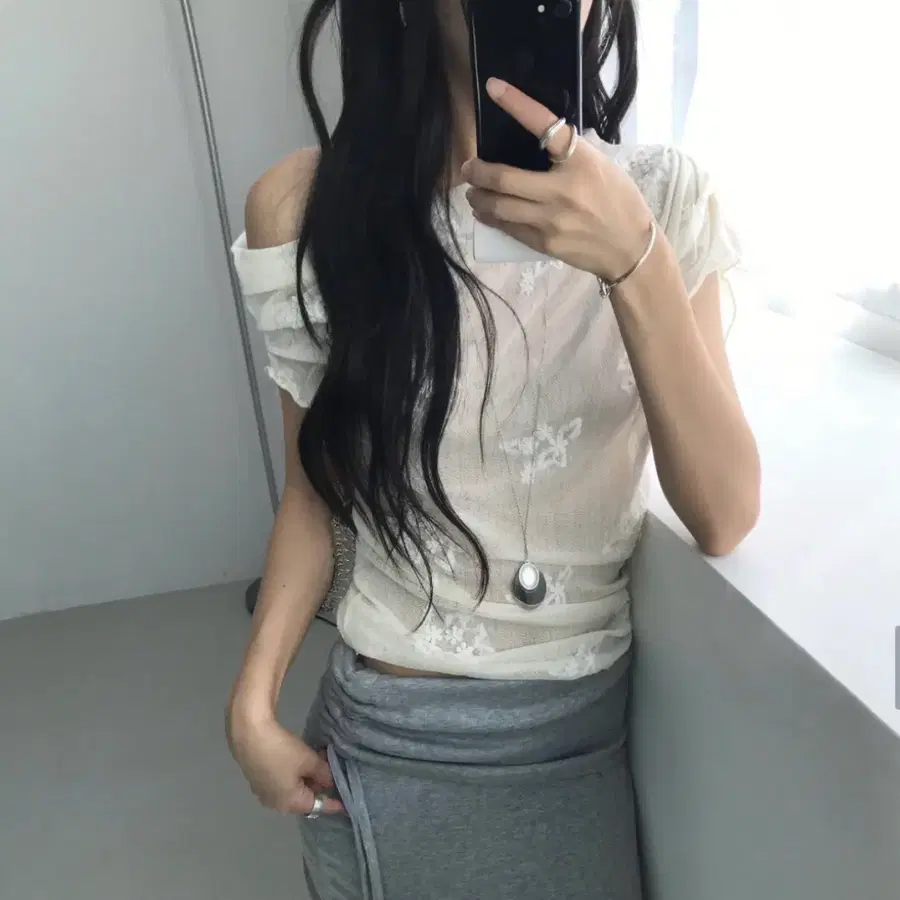 (새상품)플라워 자수 언발 오프숄더