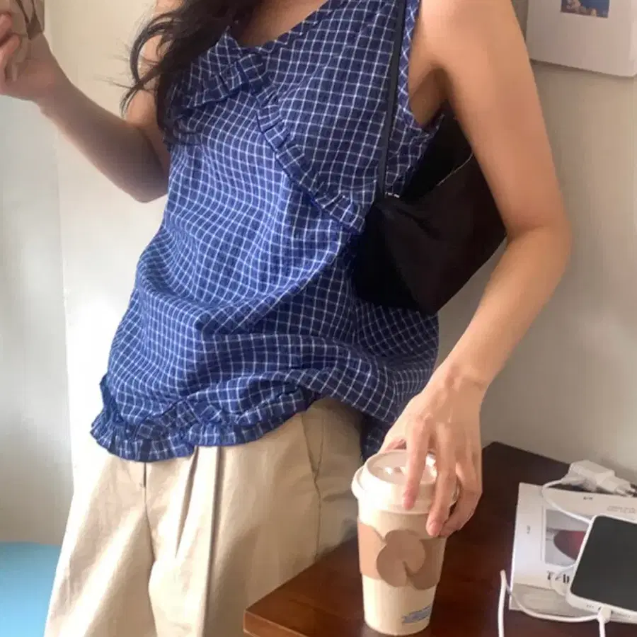 체크 프릴 나시 블라우스