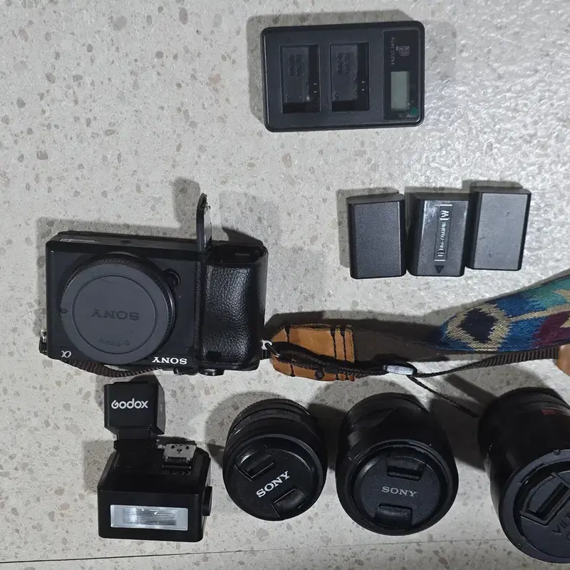 소니a6400 a6400 바디 (24,449컷) + 빌트록스 단렌즈 + SEL35F18 + SEL20F28 + 고독스 iT30 플래시 (박스 없음)