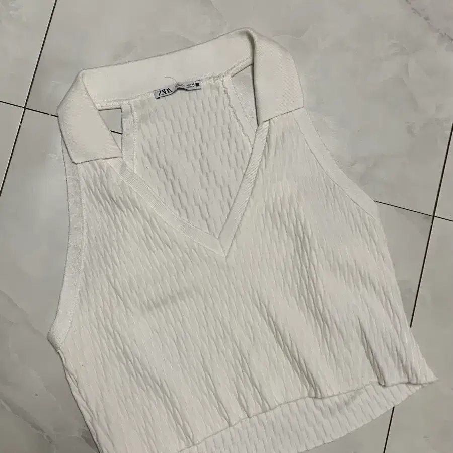 자라 민소매 카라 니트 화이트