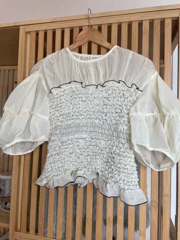 COLOR STITCHED SHIRRING TOPS ( IVORY )