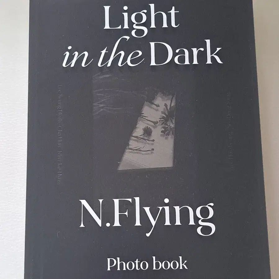 엔플라잉 포토북 Light in the Dark 개봉