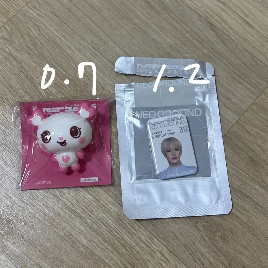 엔시티위시 사쿠야 네오그라운드 뱃지 빅토리돌 스퀴시 팡이