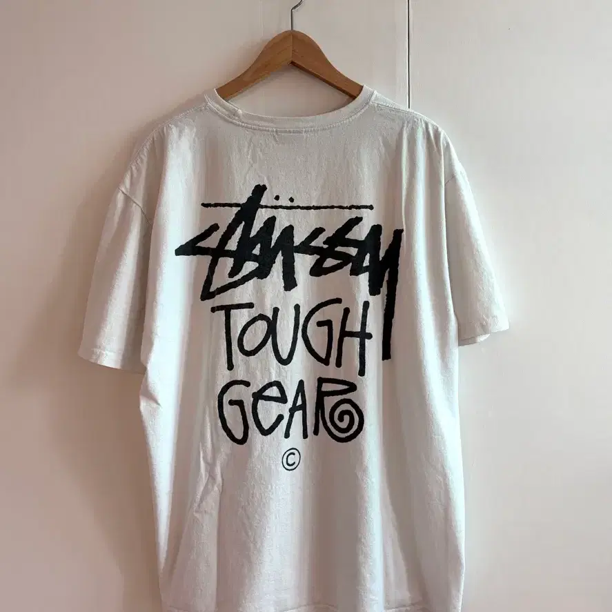 [STUSSY] 스투시 TOUGH GEAR 그래픽 반팔티 오프화이트 XL