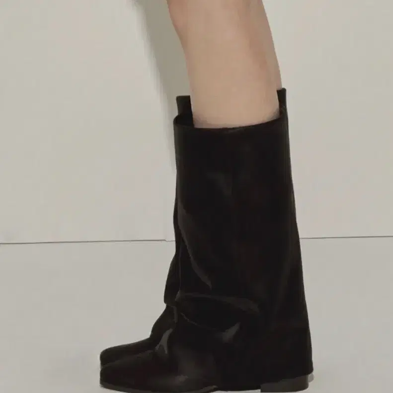 미개봉 쓰리투에이티 - 한소희, 슬기 착용 Wrinkle Leather Boots Black