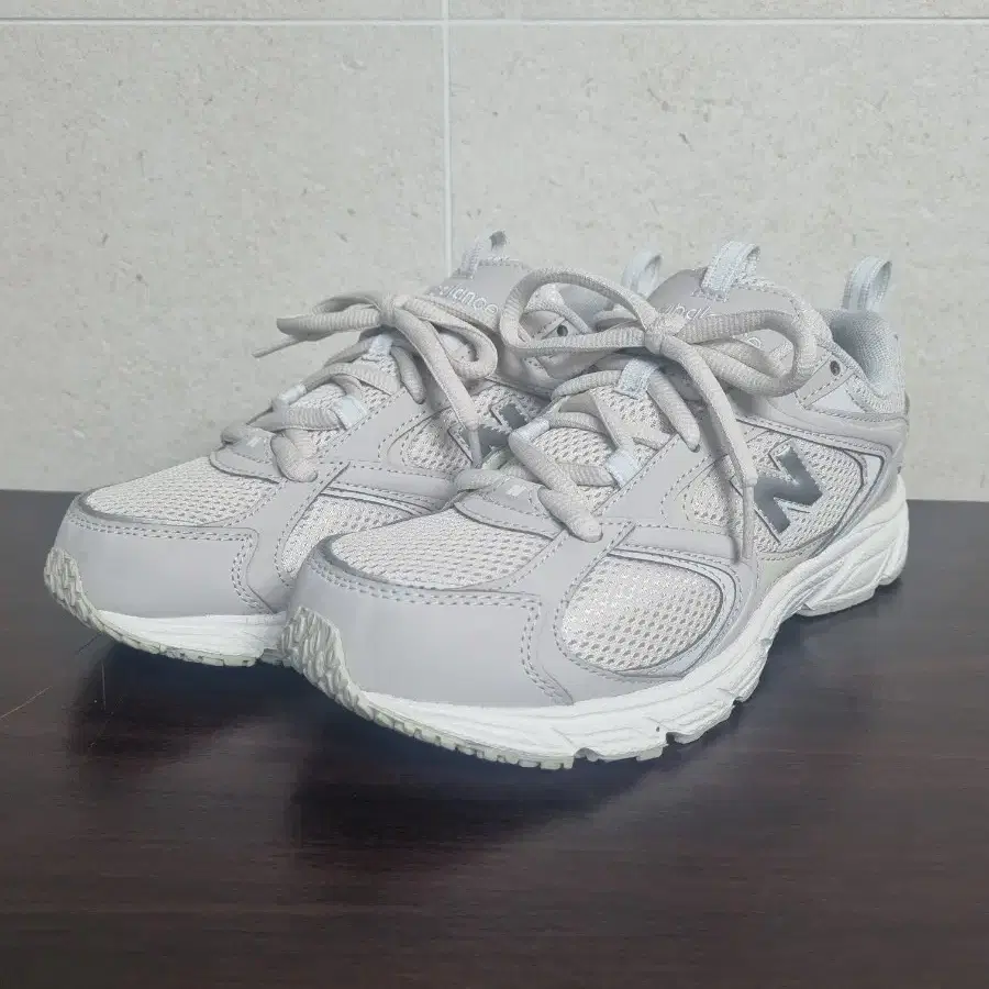 뉴발란스 408 스니커즈 240mm