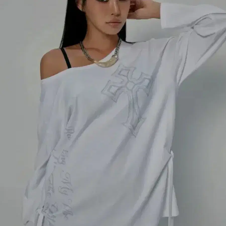 길라아카이브 원숄더 그래픽 롱슬리브 화이트 ONE SHOULDER GRAPHIC LONG SLEEVE