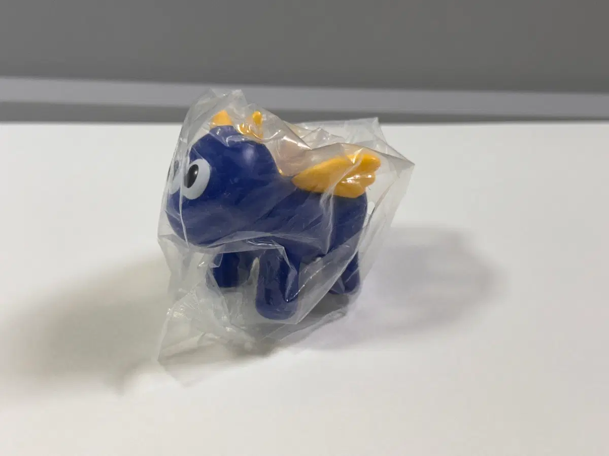 파란색 날개 달린 피규어
