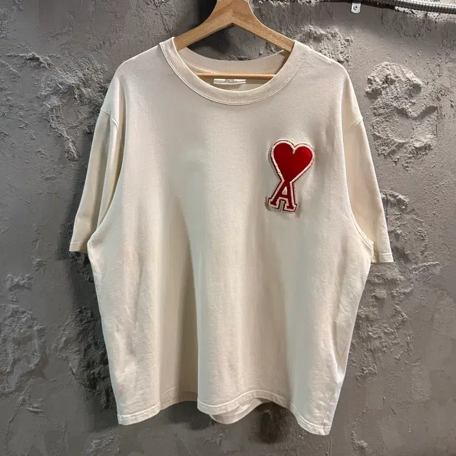 XL 아미AMI 빅하트 패치 반팔티 아이보리