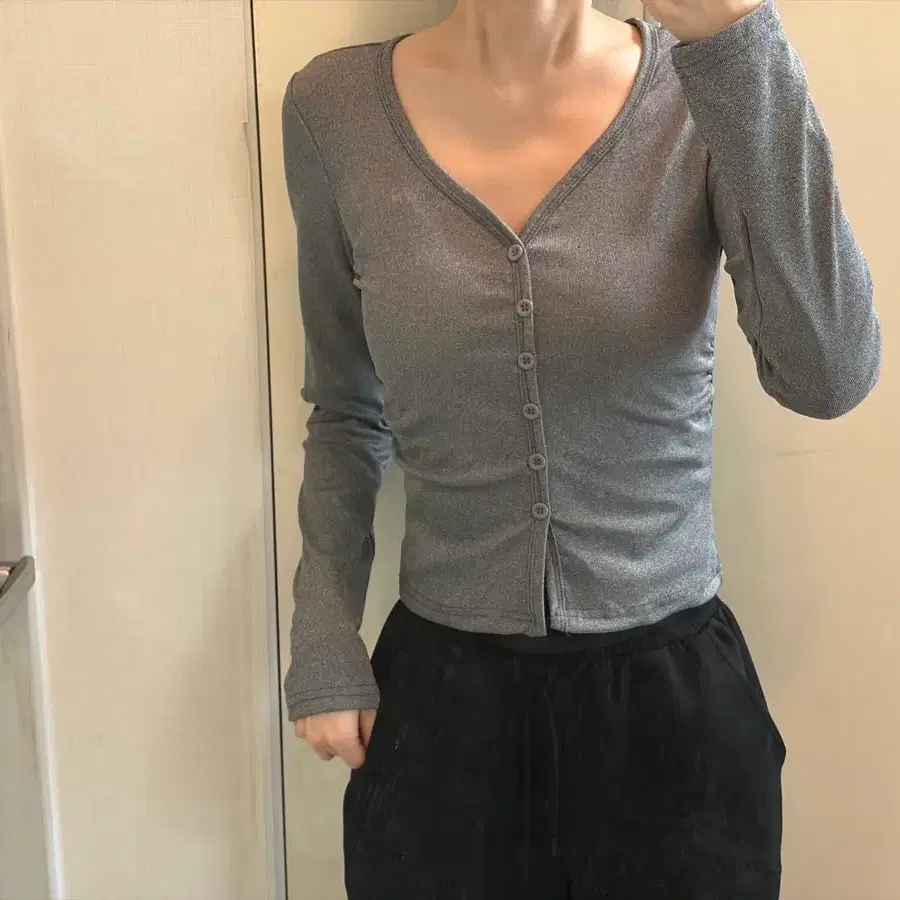 깔끔한 브이넥 버튼 가디건 에이블리 홀리 잔느 순느 베이델리 히니크 히프나틱 유어로즈 프롬데이원 룩캣미