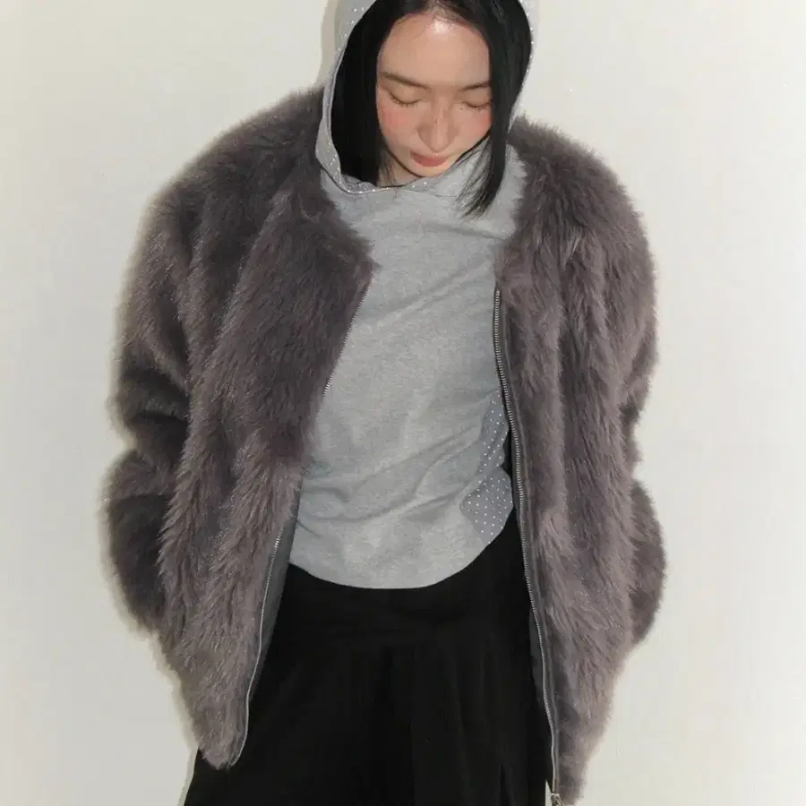 (새상품) 론론 INNER POINTED FLUFFY FUR JACKET CHARCOAL