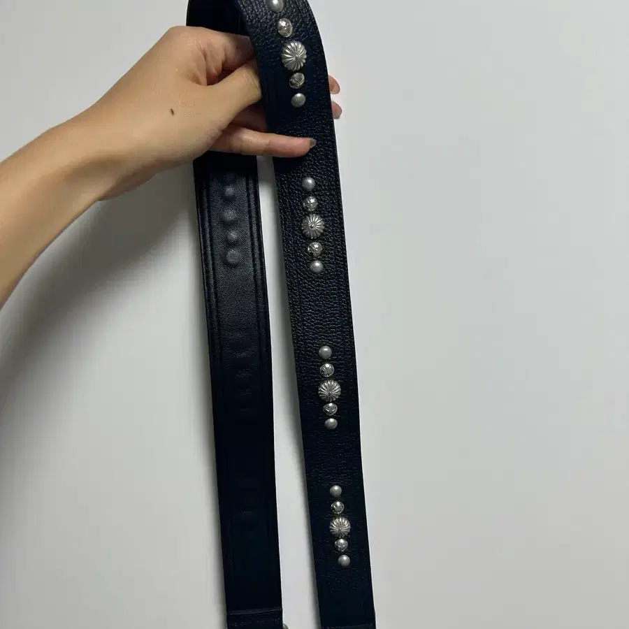 이우가마카라스 studded strap